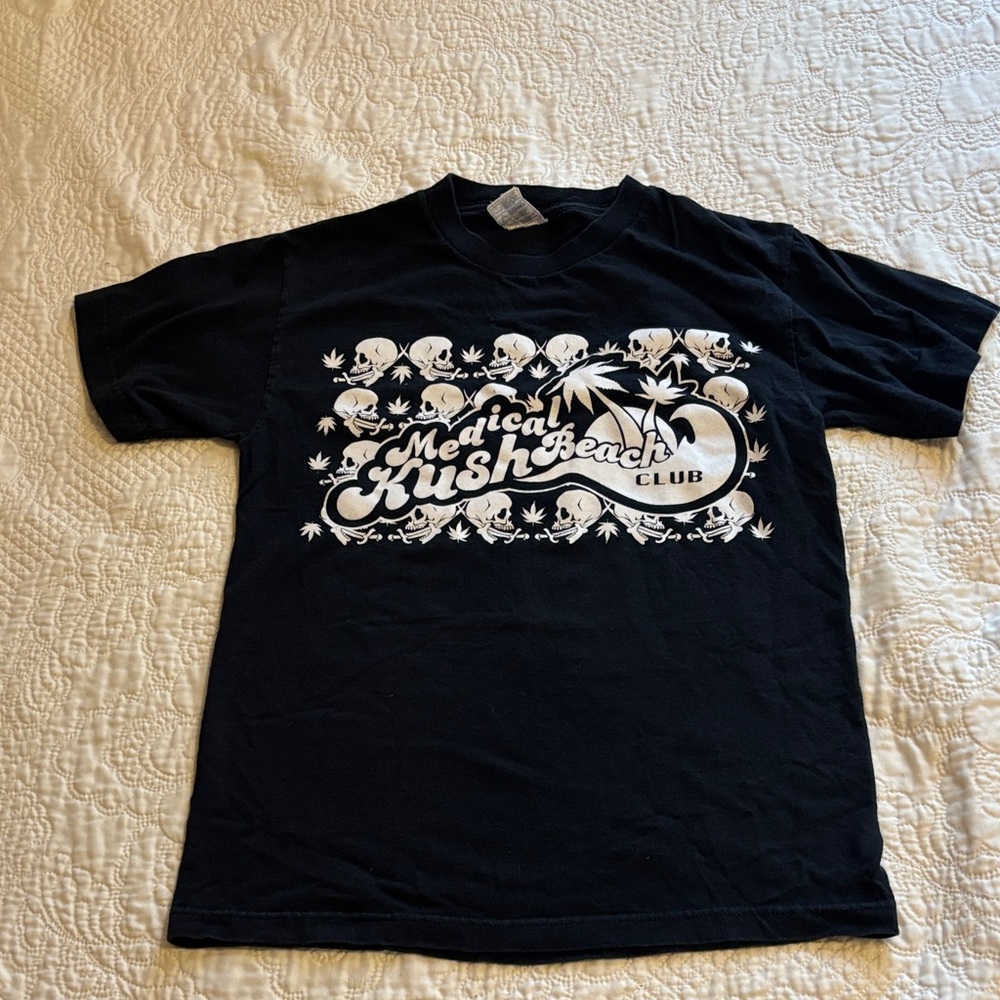 Y2K Alstyle black white silkscreen skulls “Medical Kush Beach Club” t-shirt